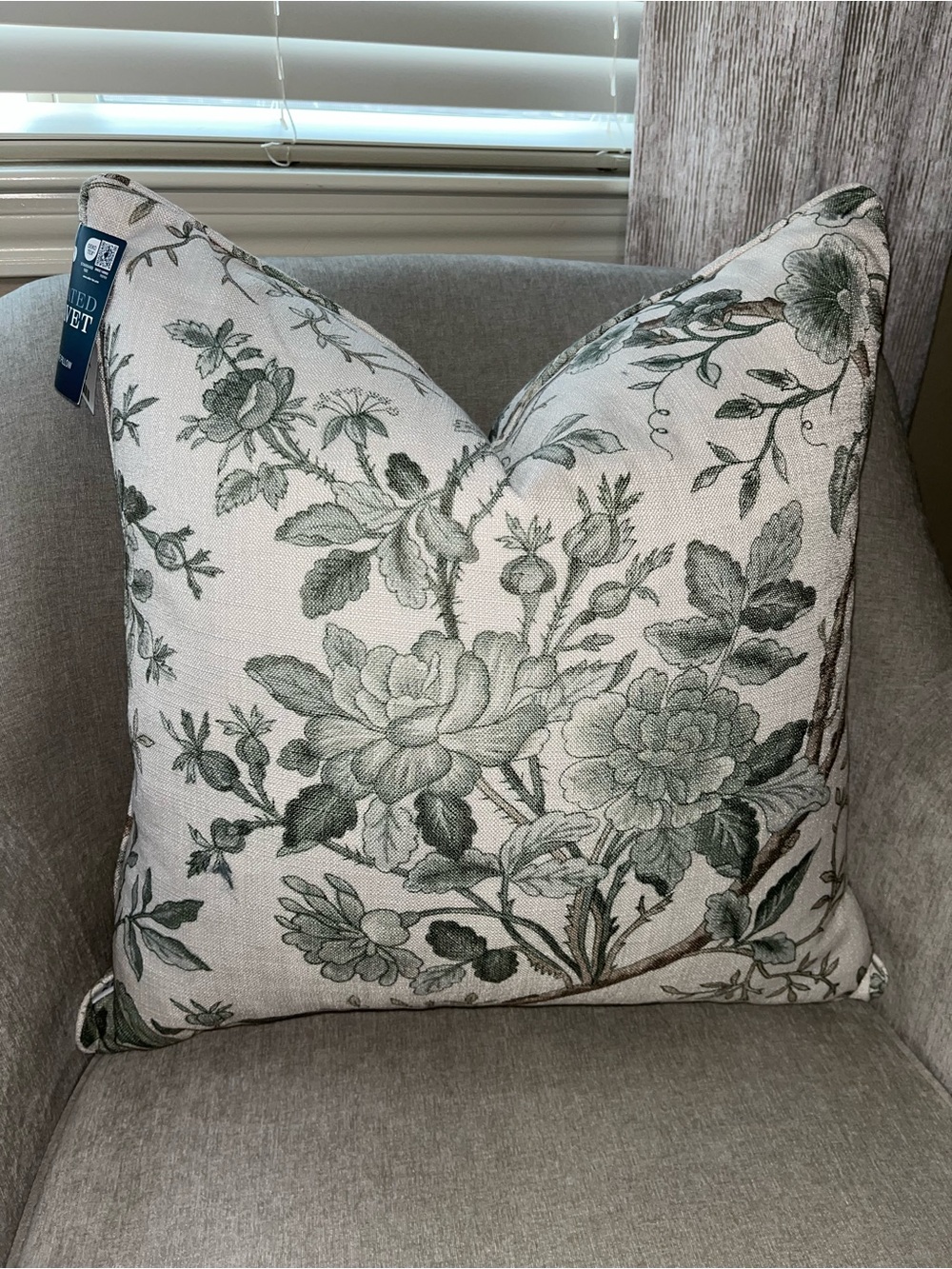 1-CURATED KRAVET GREEN FLORAL DESIGN LUXURY DECORATIVE PILLOW NWT